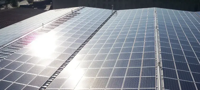 Pannelli fotovoltaici sul tetto dello stabilimento